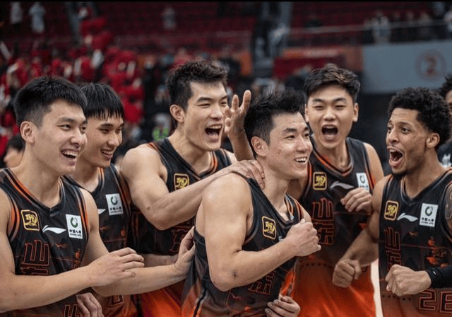 山东男篮发布备战花絮;冲刺阶段官宣签约;NBA总决赛任务艰巨;资深球员宣示担当的简单介绍 山东男篮发布备战花絮;冲刺阶段官宣签约;NBA总决赛任务艰巨;资深球员宣示担当的简单介绍