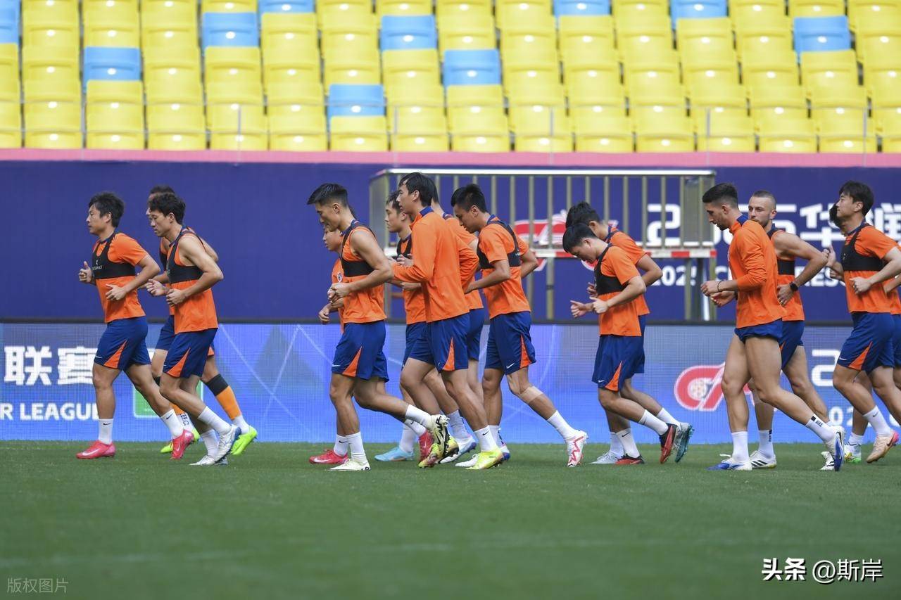 包含成都蓉城发布备战花絮；赛后内部沟通；欧超杯任务艰巨；团队化学反应显著的词条